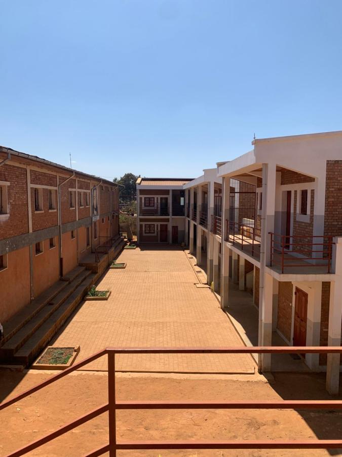 Lycee Picot De Cloriviere Dont Les Revenus Financent L'Education Des Eleves Leilighet Antsirabe Eksteriør bilde