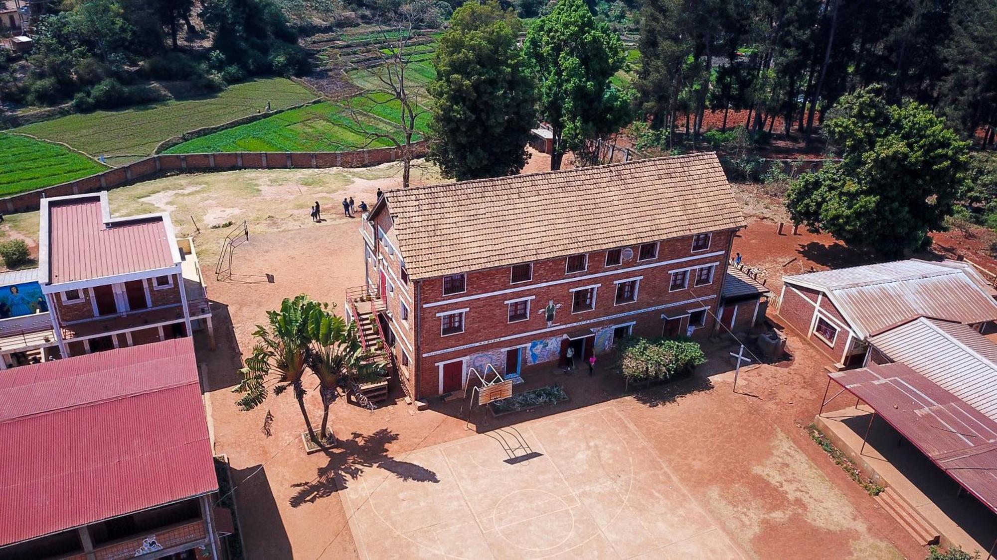 Lycee Picot De Cloriviere Dont Les Revenus Financent L'Education Des Eleves Leilighet Antsirabe Eksteriør bilde